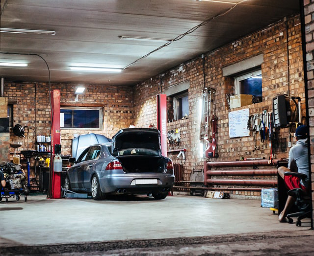 Garage mit Auto auf Hebebühne